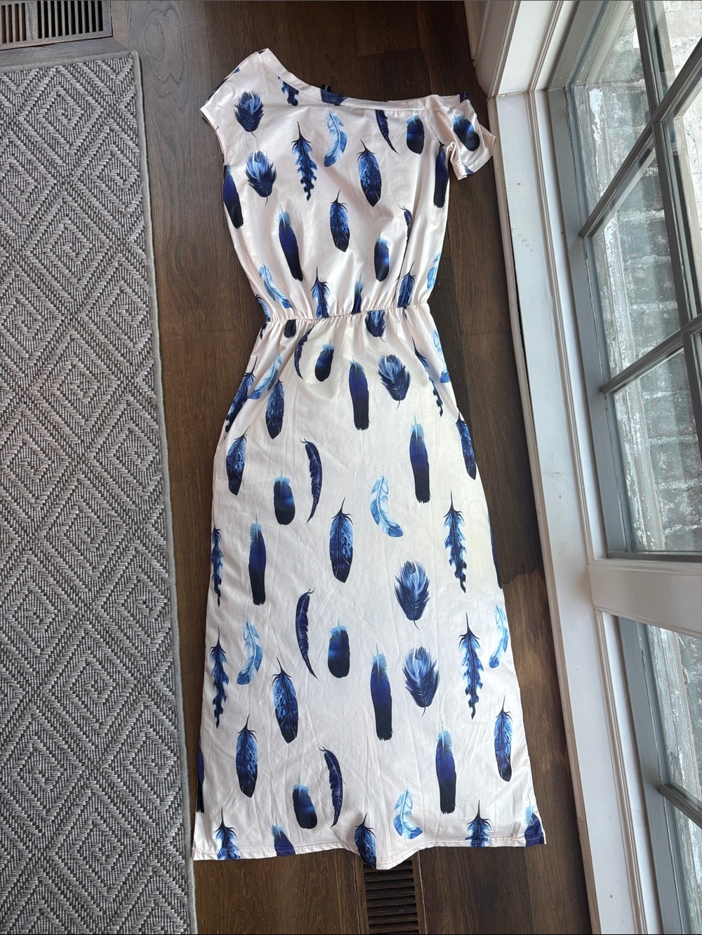 Shi by JOURNEYS White Maxi Dress with Blue Feather Print